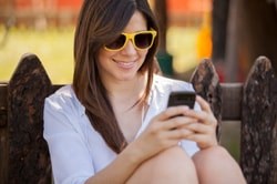 Junge Frau networket mit Handy