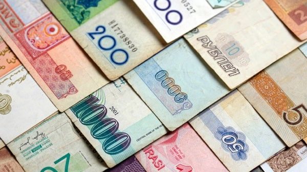 Geld in Landeswährung mit Reiseschecks